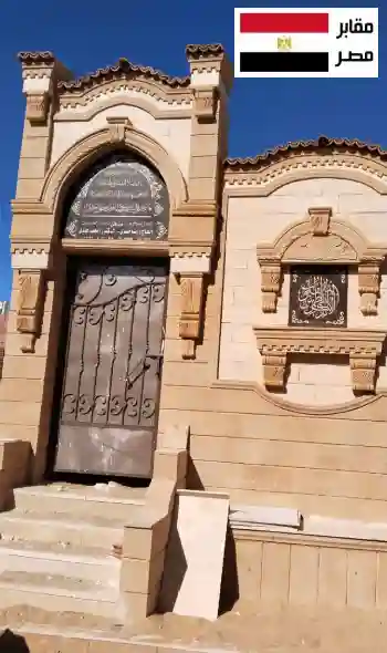 مدافن في وادي الراحة بتخطيط مرتب ومساحات مخصصة للزيارة داخل موقع هادئ.