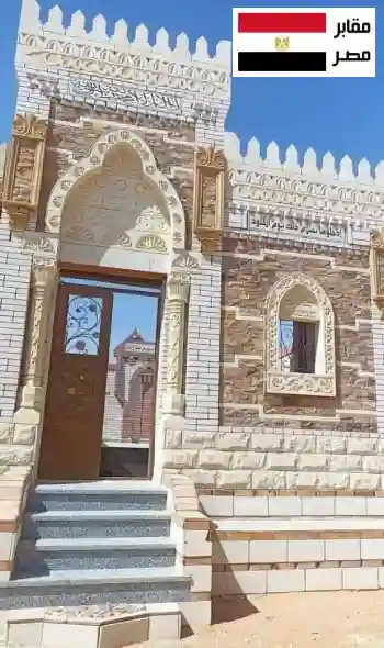 مدافن هادئة ومنظمة في منطقة مقابر التجمع الخامس مع تشطيبات خارجية بسيطة وأنيقة